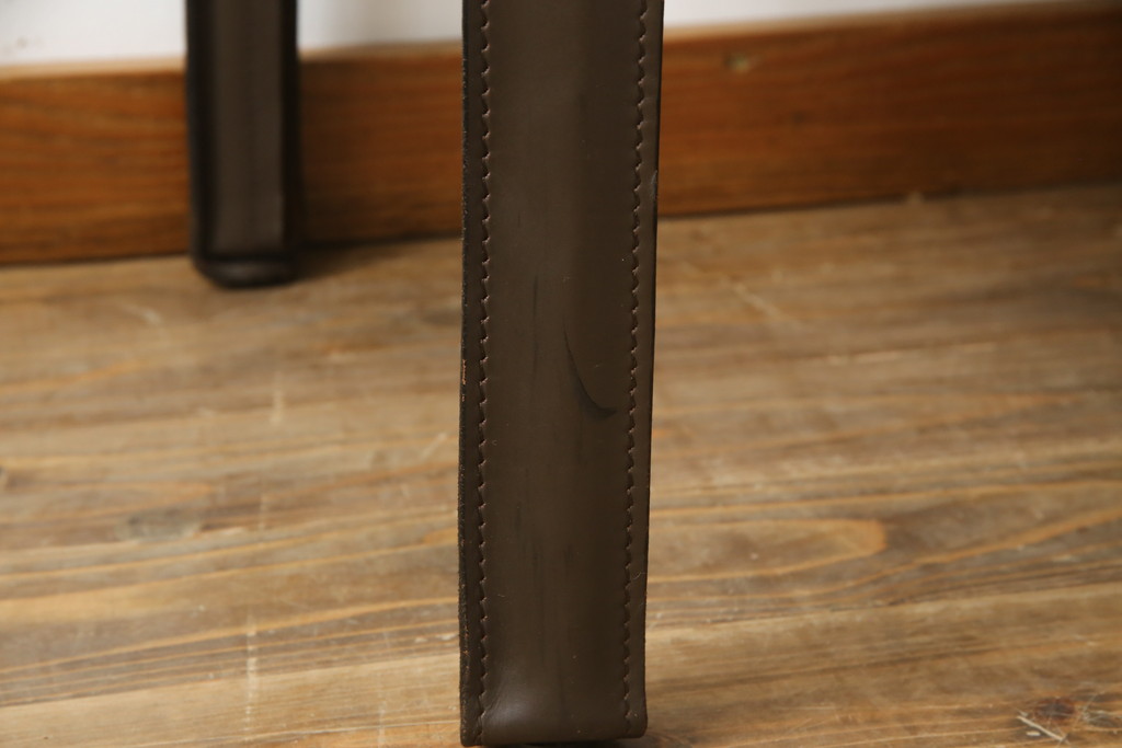中古　Cassina(カッシーナ)　413　CAB(キャブ)　MARIO BELLINI(マリオベリーニ)　本革(レザー)　シンプルモダンな空間づくりに活躍するアームチェア2脚セット(ダイニングチェア、椅子、イス)(定価2脚で約83万6千円)(R-074313)