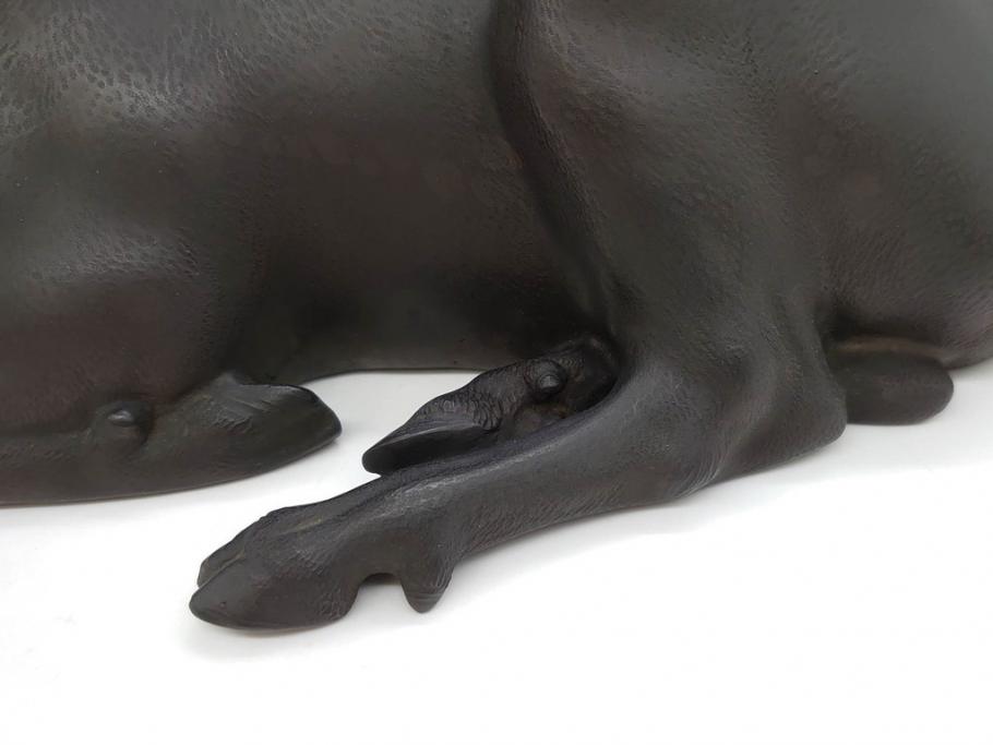 上手物　明治金工師　磯崎美亜　瞳銀製　高さ 約26cm　重量 約1.96kg　しなやかな鹿の造形が見事な置物(海野美盛門下、シカ、共箱付き、台付き)(R-078766)