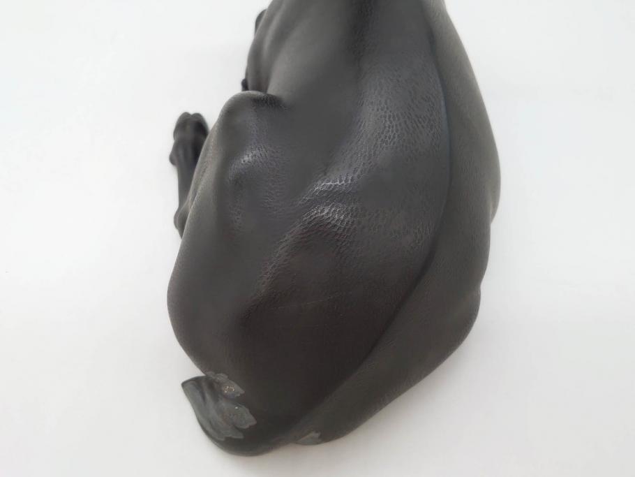 上手物　明治金工師　磯崎美亜　瞳銀製　高さ 約26cm　重量 約1.96kg　しなやかな鹿の造形が見事な置物(海野美盛門下、シカ、共箱付き、台付き)(R-078766)