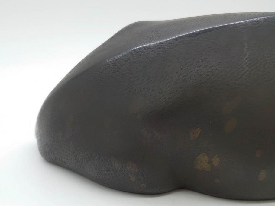 上手物　明治金工師　磯崎美亜　瞳銀製　高さ 約26cm　重量 約1.96kg　しなやかな鹿の造形が見事な置物(海野美盛門下、シカ、共箱付き、台付き)(R-078766)