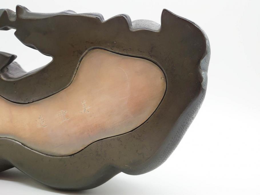 上手物　明治金工師　磯崎美亜　瞳銀製　高さ 約26cm　重量 約1.96kg　しなやかな鹿の造形が見事な置物(海野美盛門下、シカ、共箱付き、台付き)(R-078766)