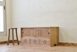アンティーク家具　古い木味のアンティークローボード