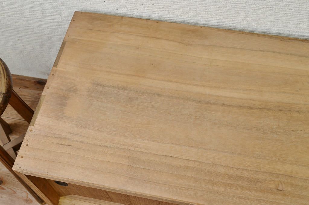 アンティーク家具　古い木味のアンティークローボード