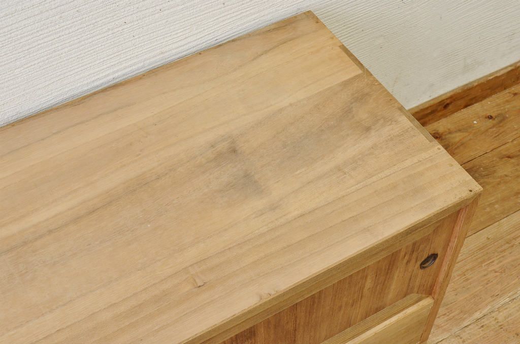 アンティーク家具　古い木味のアンティークローボード
