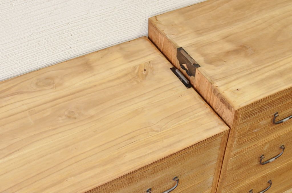 アンティーク家具　☆古い木味のシンプルなアンティークチェスト(時代箪笥)