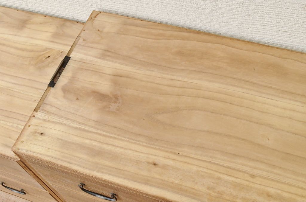 アンティーク家具　☆古い木味のシンプルなアンティークチェスト(時代箪笥)