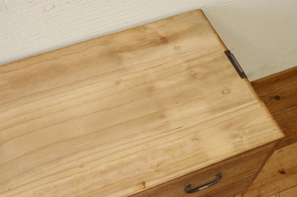 アンティーク家具　☆古い木味のシンプルなアンティークチェスト(時代箪笥)