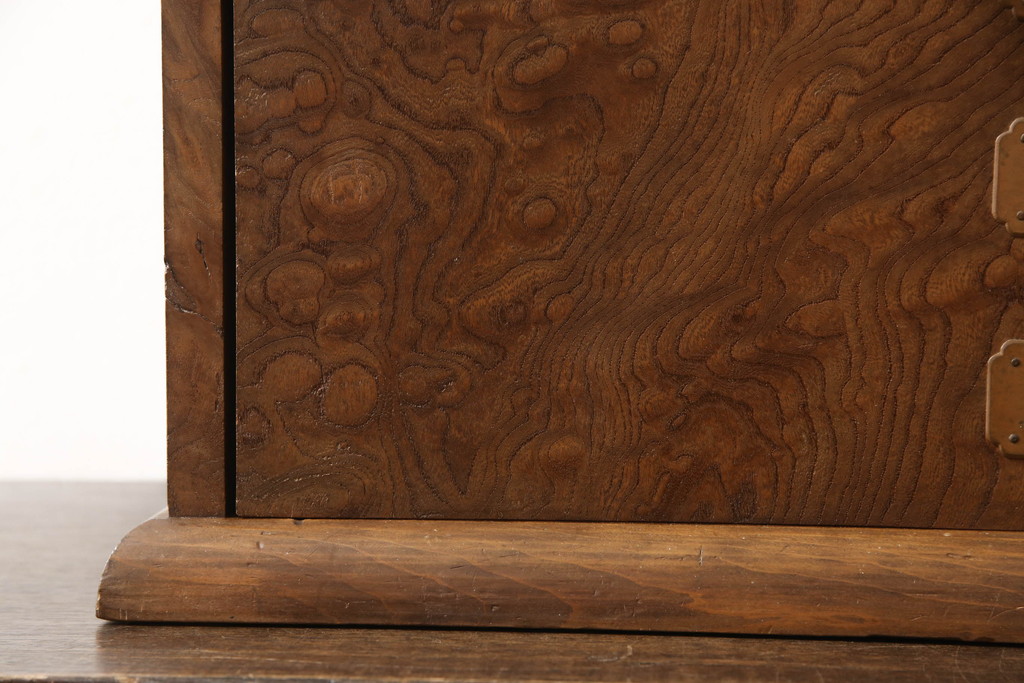 和製アンティーク　極上品　総ケヤキ材　玉杢　上質な和の空間にぴったりな扉付き小引き出し(掛硯型、懸硯型、船箪笥、小物収納、卓上収納)(R-052903)