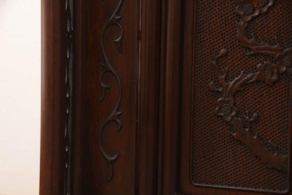 中古 美品　花梨(カリン)材　民芸家具　彫刻に凝った飾り棚(茶棚、茶箪笥、戸棚、収納棚)(R-056540)