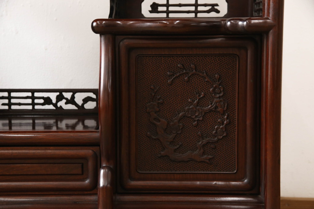中古 美品　花梨(カリン)材　民芸家具　彫刻に凝った飾り棚(茶棚、茶箪笥、戸棚、収納棚)(R-056540)