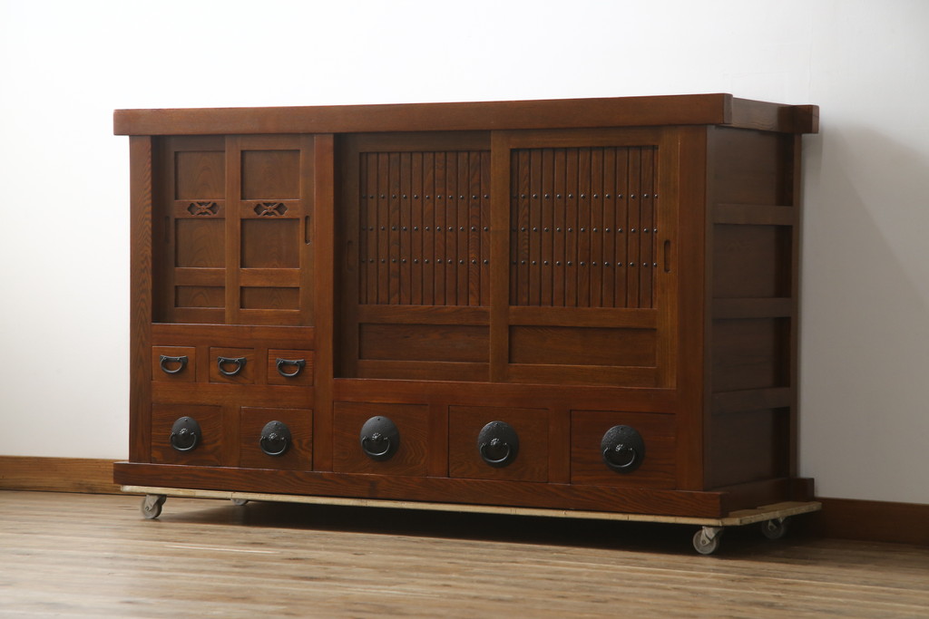中古　美品　丸みのあるデザインの金具が可愛らしい雰囲気を醸し出す水屋箪笥(サイドボード、サイドキャビネット、収納棚、食器棚、戸棚)(R-078735)