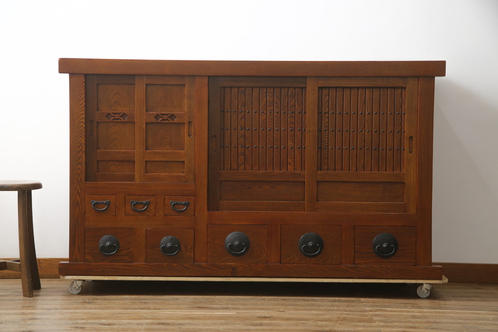 中古　美品　丸みのあるデザインの金具が可愛らしい雰囲気を醸し出す水屋箪笥(サイドボード、サイドキャビネット、収納棚、食器棚、戸棚)(R-078735)