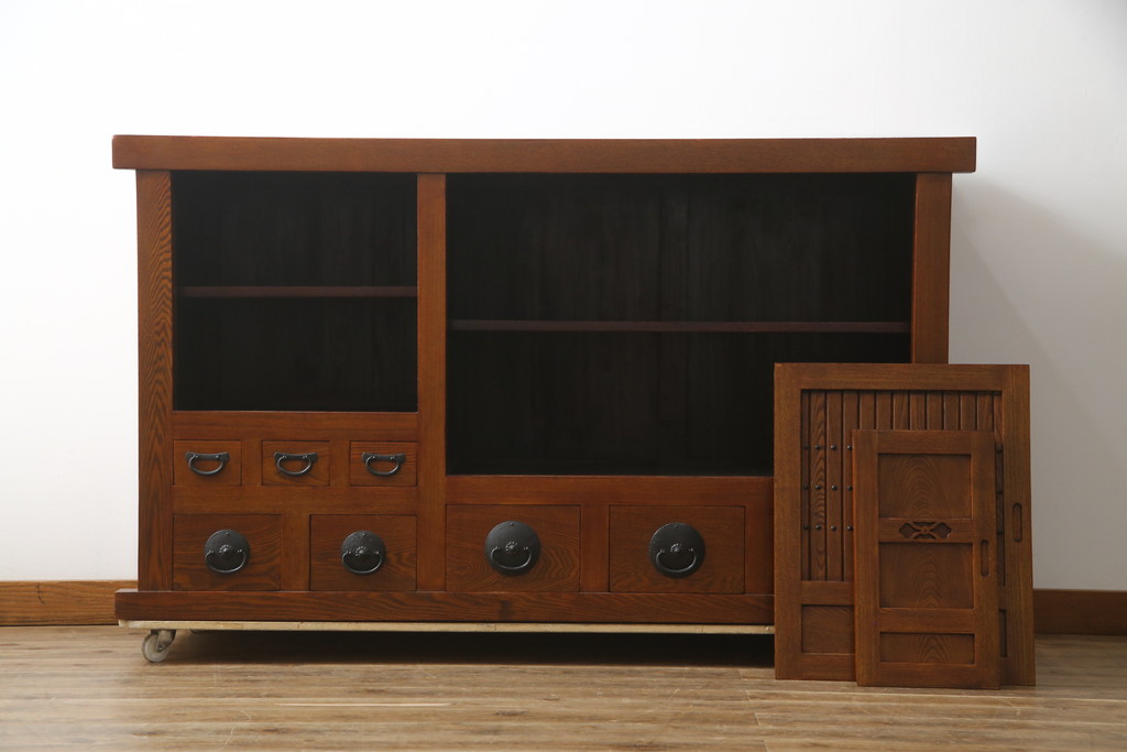 中古　美品　丸みのあるデザインの金具が可愛らしい雰囲気を醸し出す水屋箪笥(サイドボード、サイドキャビネット、収納棚、食器棚、戸棚)(R-078735)
