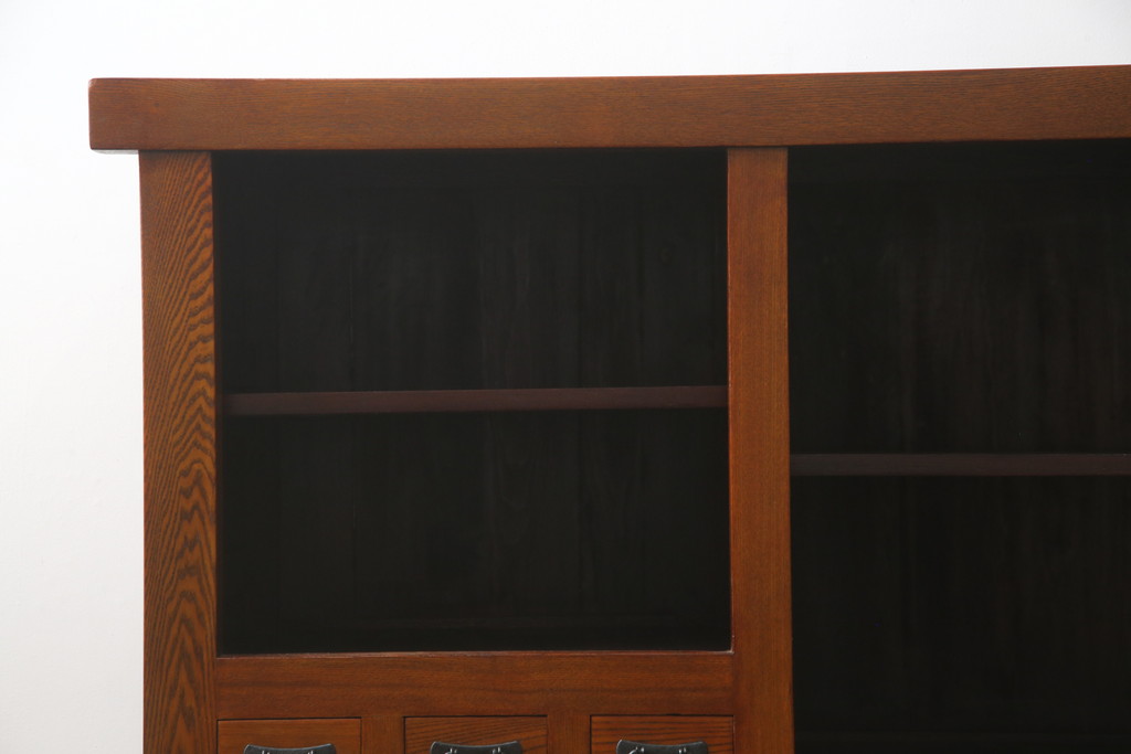 中古　美品　丸みのあるデザインの金具が可愛らしい雰囲気を醸し出す水屋箪笥(サイドボード、サイドキャビネット、収納棚、食器棚、戸棚)(R-078735)