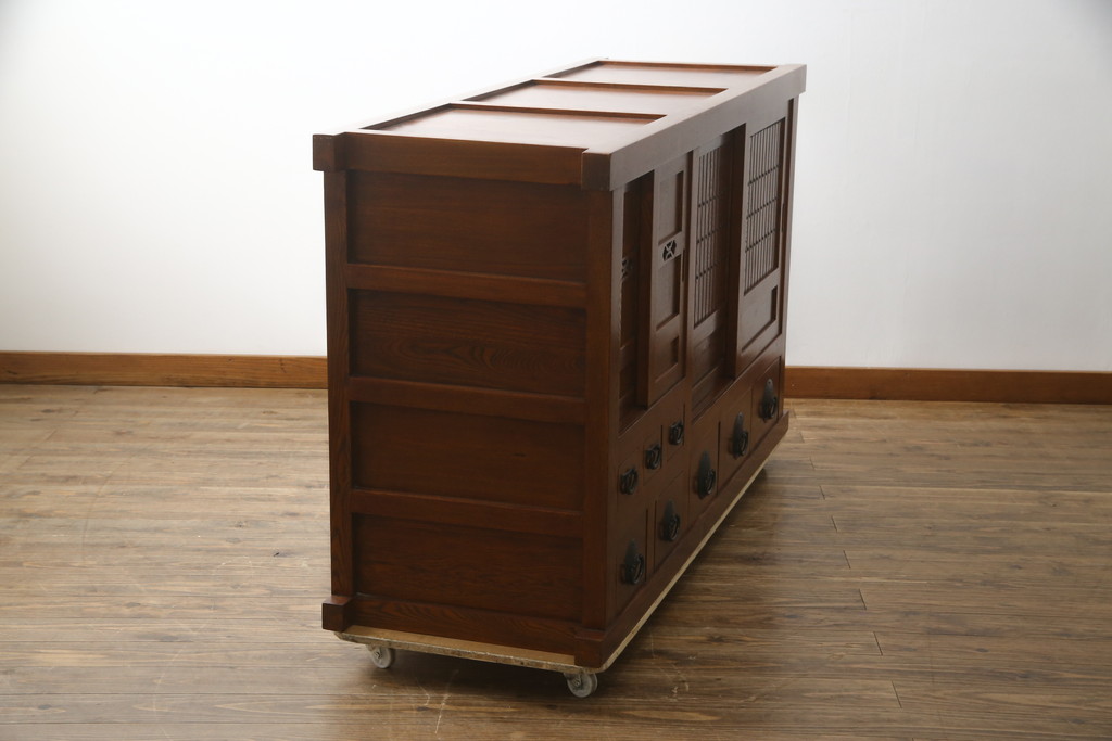 中古　美品　丸みのあるデザインの金具が可愛らしい雰囲気を醸し出す水屋箪笥(サイドボード、サイドキャビネット、収納棚、食器棚、戸棚)(R-078735)