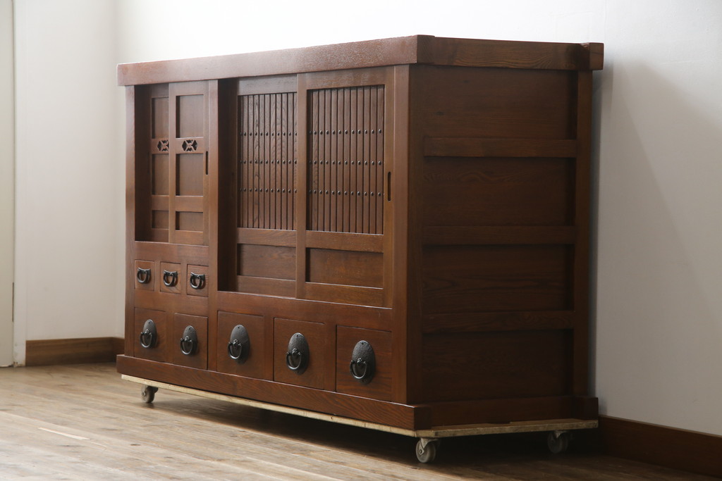 中古　美品　丸みのあるデザインの金具が可愛らしい雰囲気を醸し出す水屋箪笥(サイドボード、サイドキャビネット、収納棚、食器棚、戸棚)(R-078735)