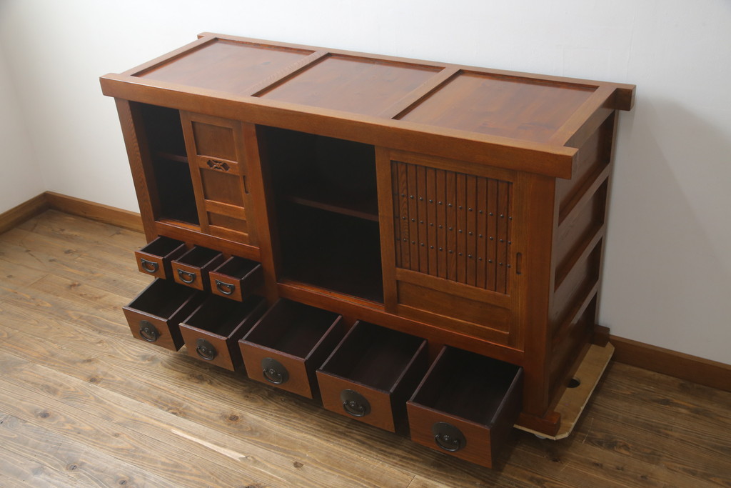 中古　美品　丸みのあるデザインの金具が可愛らしい雰囲気を醸し出す水屋箪笥(サイドボード、サイドキャビネット、収納棚、食器棚、戸棚)(R-078735)