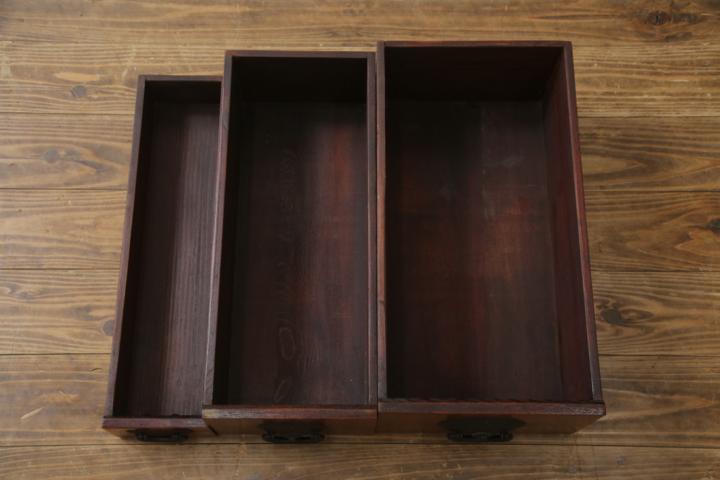 中古　美品　丸みのあるデザインの金具が可愛らしい雰囲気を醸し出す水屋箪笥(サイドボード、サイドキャビネット、収納棚、食器棚、戸棚)(R-078735)