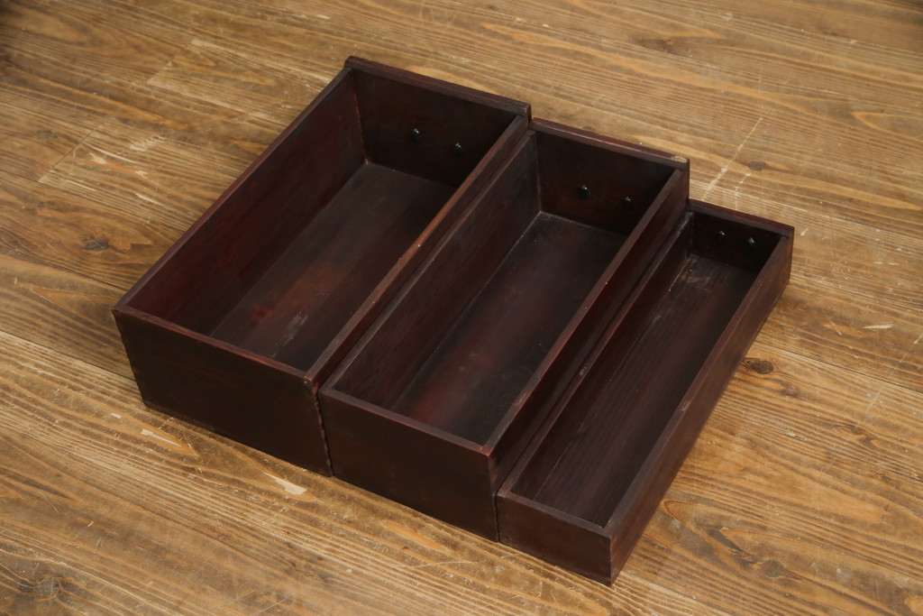 中古　美品　丸みのあるデザインの金具が可愛らしい雰囲気を醸し出す水屋箪笥(サイドボード、サイドキャビネット、収納棚、食器棚、戸棚)(R-078735)