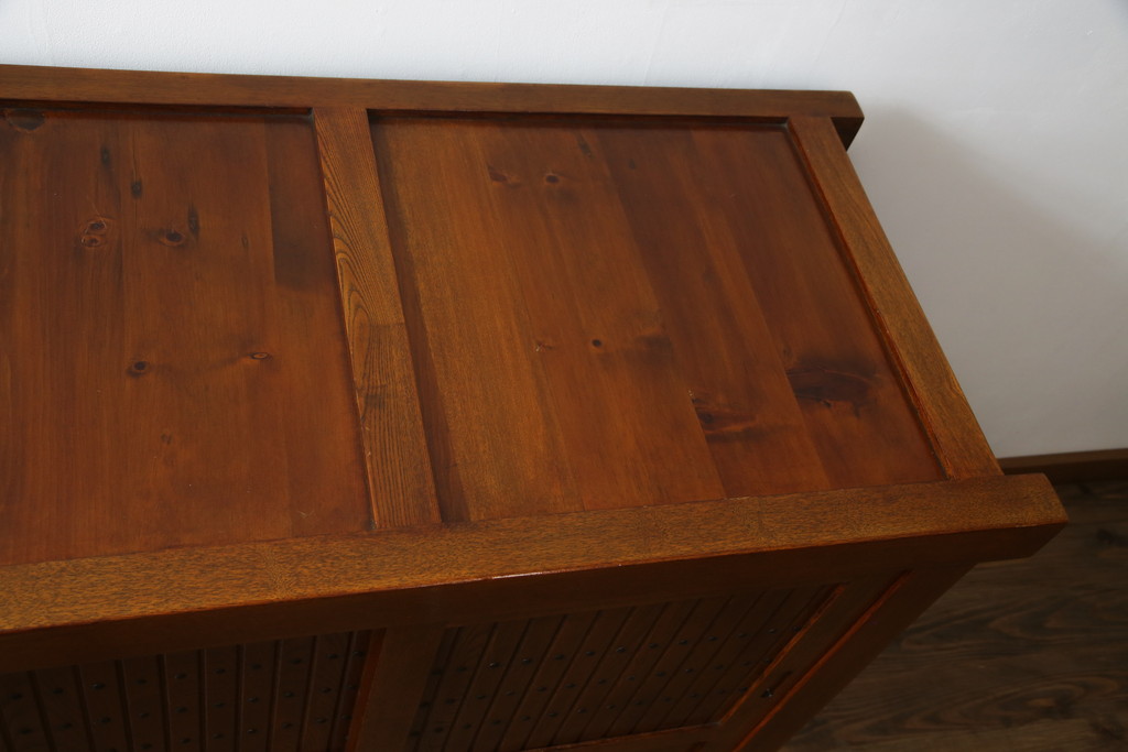 中古　美品　丸みのあるデザインの金具が可愛らしい雰囲気を醸し出す水屋箪笥(サイドボード、サイドキャビネット、収納棚、食器棚、戸棚)(R-078735)