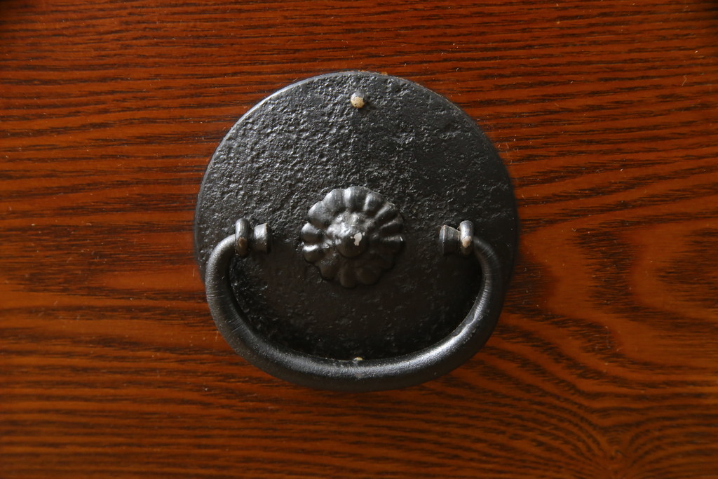 中古　美品　丸みのあるデザインの金具が可愛らしい雰囲気を醸し出す水屋箪笥(サイドボード、サイドキャビネット、収納棚、食器棚、戸棚)(R-078735)
