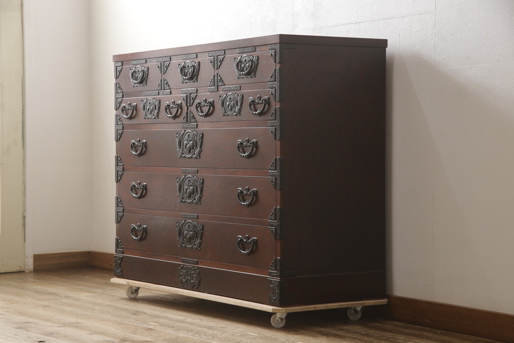 中古　美品　岩谷堂箪笥　力強い木目と重厚感ある金具が魅力の和箪笥(整理箪笥、衣装タンス、収納たんす、引き出し、サイドボード、サイドチェスト)(R-064358)