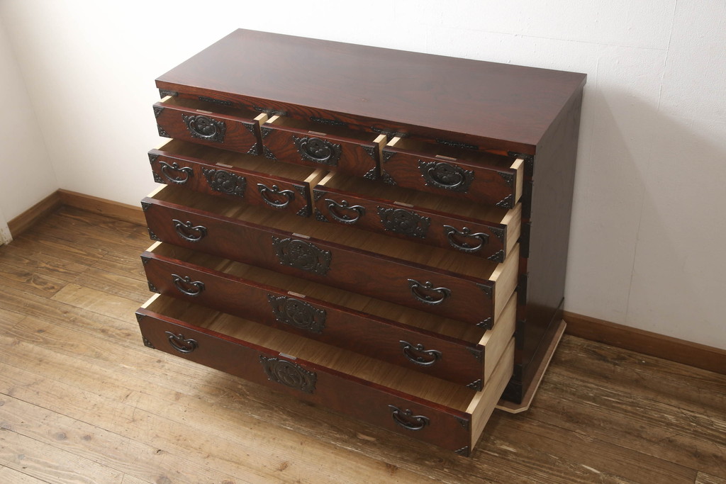 中古　美品　岩谷堂箪笥　力強い木目と重厚感ある金具が魅力の和箪笥(整理箪笥、衣装タンス、収納たんす、引き出し、サイドボード、サイドチェスト)(R-064358)