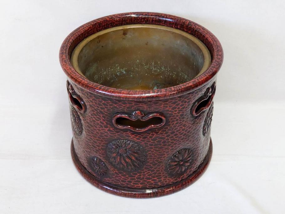 明治期　時代物　上手物　彫刻　鎌倉彫り　菊文　匠の技が光る彫刻が美しい火鉢(漆器、木製、丸火鉢、手あぶり)(R-078823)　