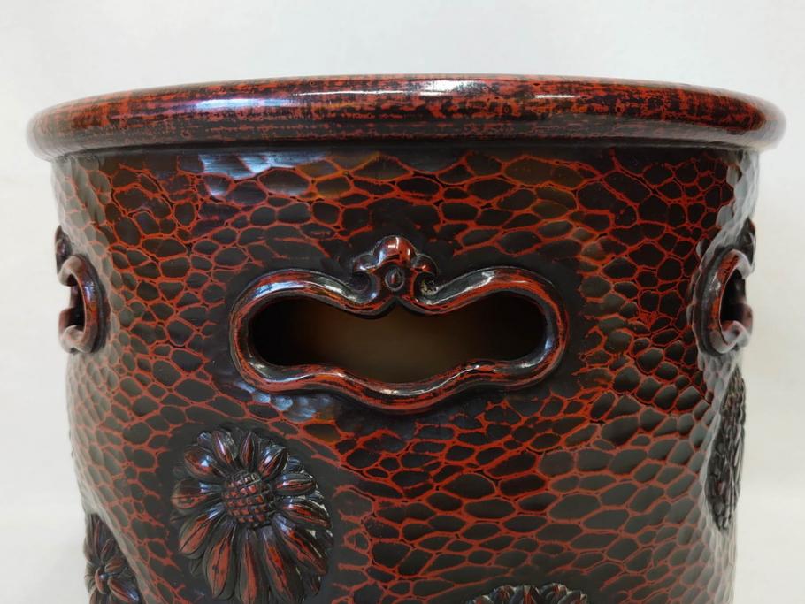 明治期　時代物　上手物　彫刻　鎌倉彫り　菊文　匠の技が光る彫刻が美しい火鉢(漆器、木製、丸火鉢、手あぶり)(R-078823)　