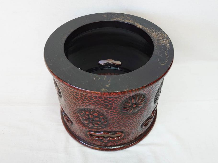 明治期　時代物　上手物　彫刻　鎌倉彫り　菊文　匠の技が光る彫刻が美しい火鉢(漆器、木製、丸火鉢、手あぶり)(R-078823)　