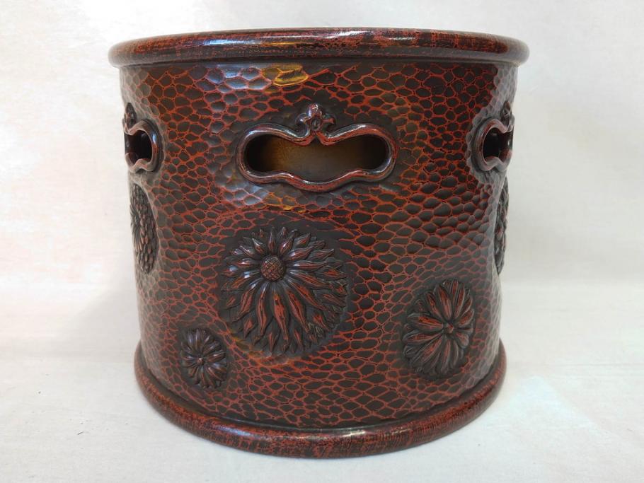 明治期　時代物　上手物　彫刻　鎌倉彫り　菊文　深みのある漆が上品な火鉢(漆器、木製、丸火鉢、手あぶり)(R-078824)　