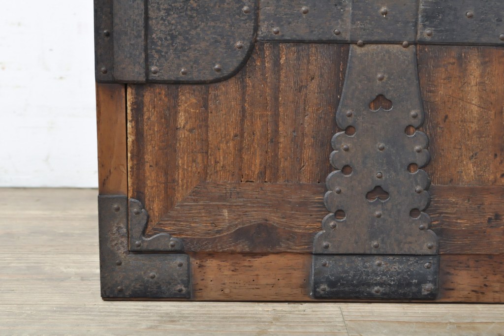 和製アンティーク　古びた金具が時代を刻んだ趣を漂わせる片開き戸付き小引き出し(小物収納、卓上収納)(R-059122)