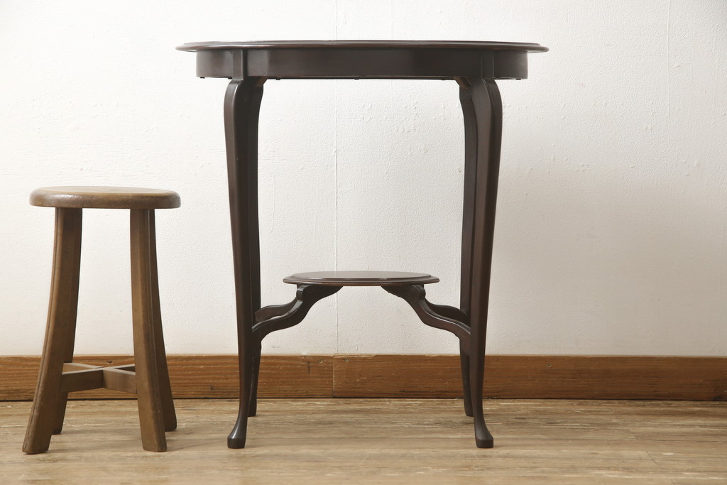 イギリスアンティーク　マホガニー材　すらりとした脚が上品な雰囲気を醸し出すサイドテーブル(オケージョナルテーブル、ナイトテーブル、オーバルテーブル)(R-059550)