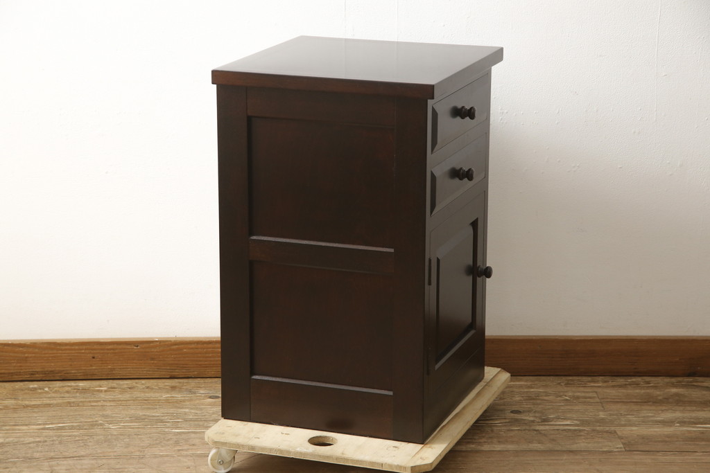 中古　美品　松本民芸家具　深みのある色合いが落ち着いた雰囲気を醸し出すサイドキャビネット(サイドチェスト、電話台、サイドテーブル)(R-059607)