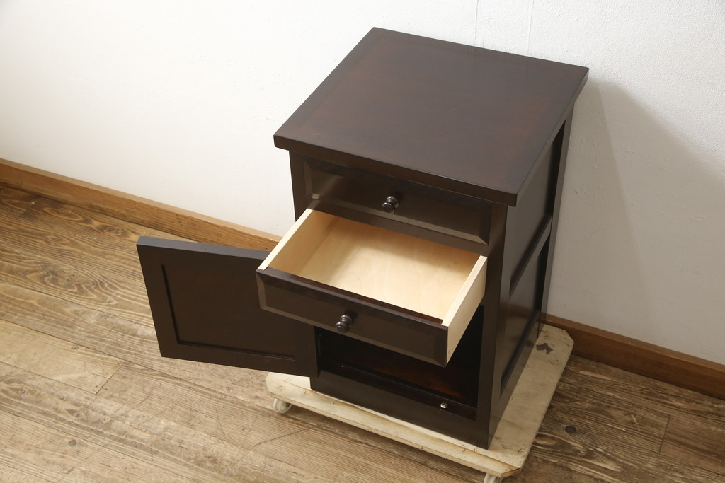 中古　美品　松本民芸家具　深みのある色合いが落ち着いた雰囲気を醸し出すサイドキャビネット(サイドチェスト、電話台、サイドテーブル)(R-059607)
