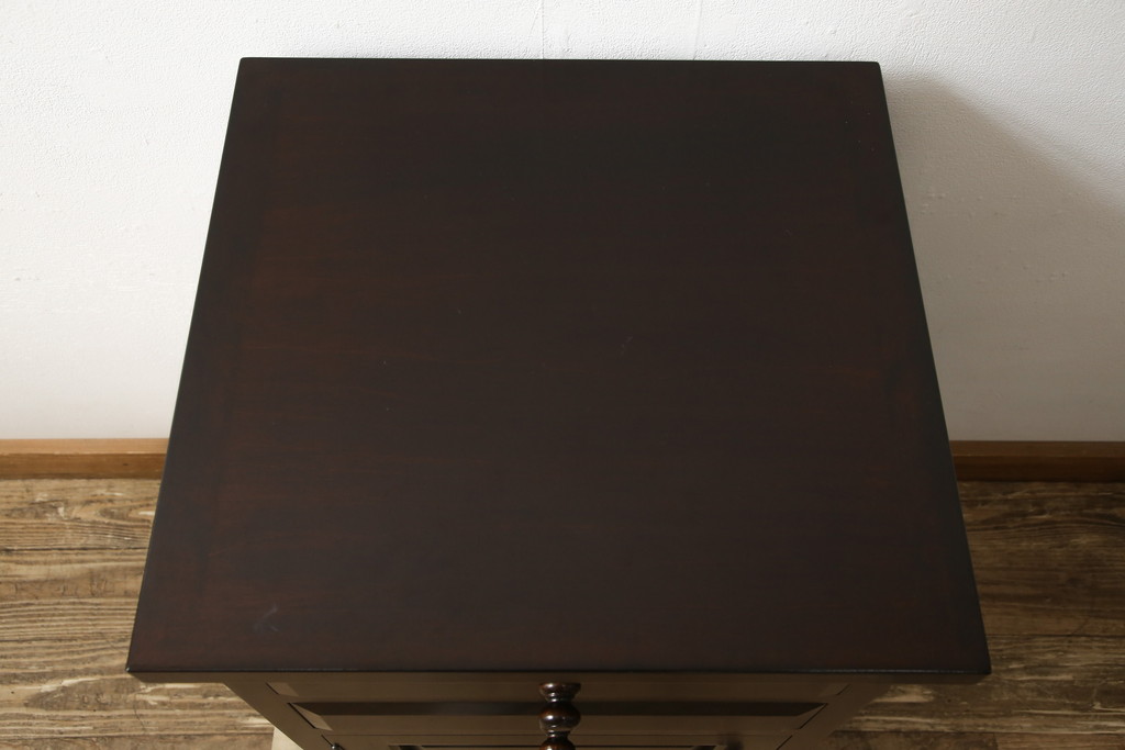中古　美品　松本民芸家具　深みのある色合いが落ち着いた雰囲気を醸し出すサイドキャビネット(サイドチェスト、電話台、サイドテーブル)(R-059607)