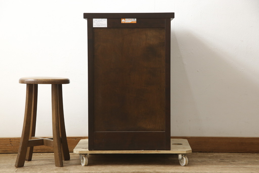 中古　美品　松本民芸家具　深みのある色合いが落ち着いた雰囲気を醸し出すサイドキャビネット(サイドチェスト、電話台、サイドテーブル)(R-059607)