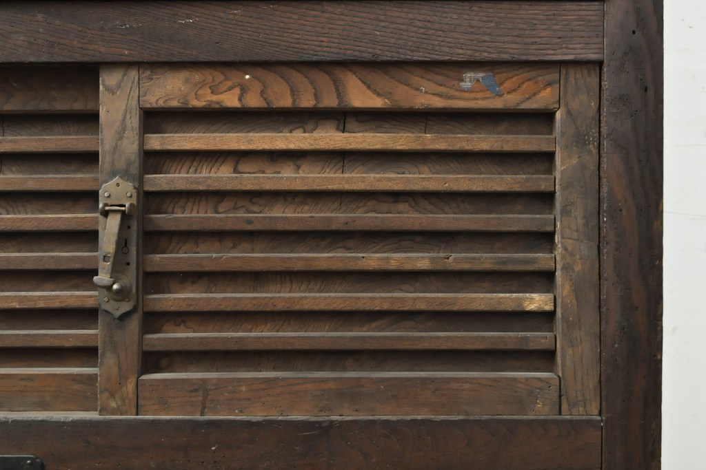 和製アンティーク　前面・側面ケヤキ材　時代を経た趣あふれる佇まいが印象的な美濃帳場箪笥(収納箪笥、時代箪笥、和タンス)(R-059488)