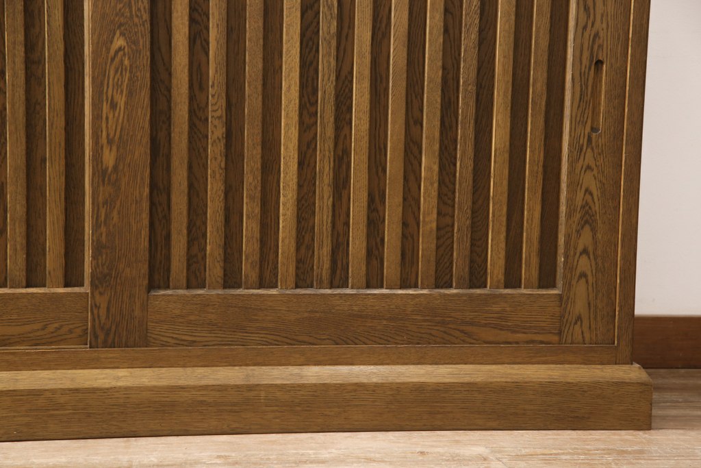 中古　超美品　国産家具　ナラ材　整然と並ぶ桟が凛とした印象を醸し出す水屋箪笥(食器棚、収納棚、戸棚)(定価約45万円)(R-053325)