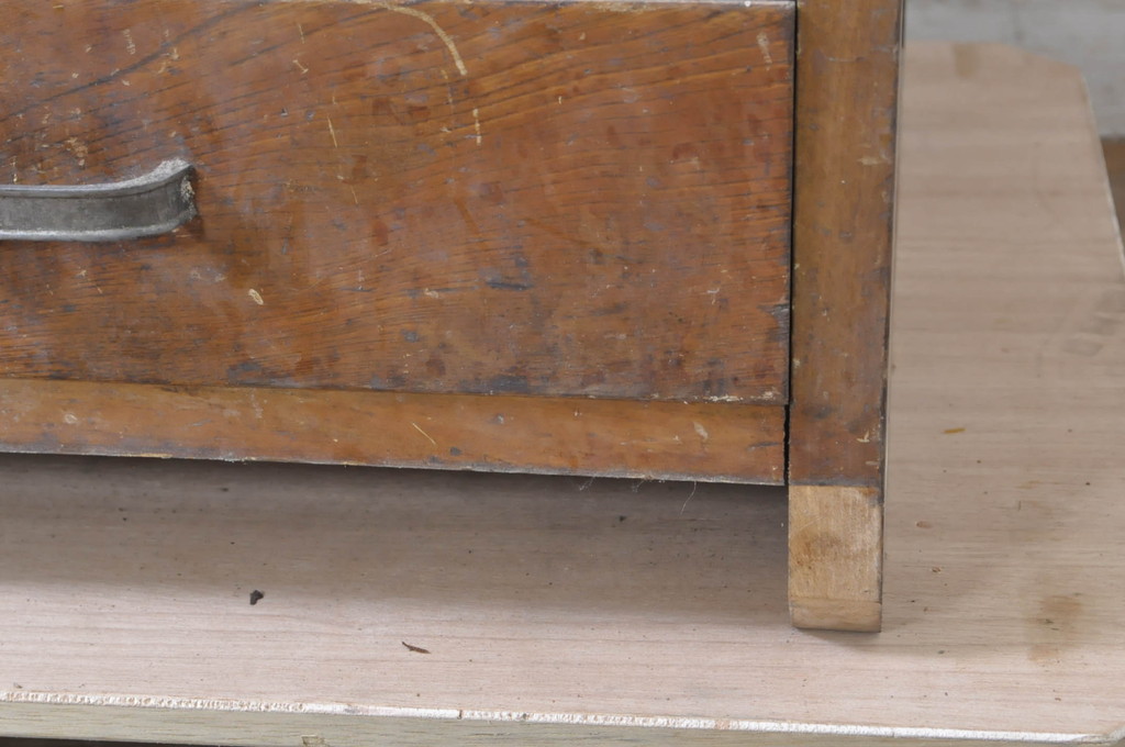 和製アンティーク　レトロデザイン　昔懐かしい雰囲気の作業台付き食器棚(戸棚、収納棚、引き出し)(R-071178)