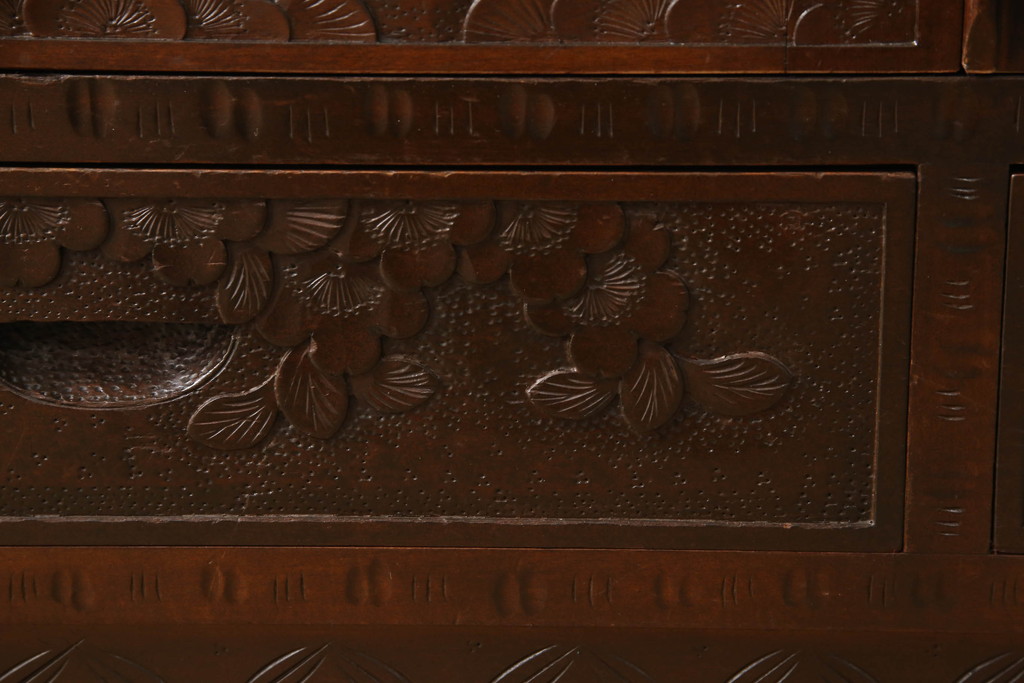 中古　軽井沢彫り　隅々まで施された桜の意匠とシックな色合いが美しいブックケース(本箱、サイドキャビネット、飾り棚、収納棚、戸棚)(R-062361)
