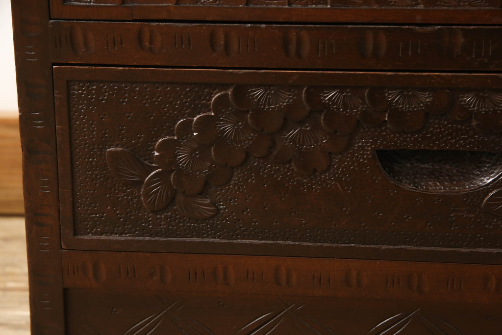 中古　軽井沢彫り　隅々まで施された桜の意匠とシックな色合いが美しいブックケース(本箱、サイドキャビネット、飾り棚、収納棚、戸棚)(R-062361)