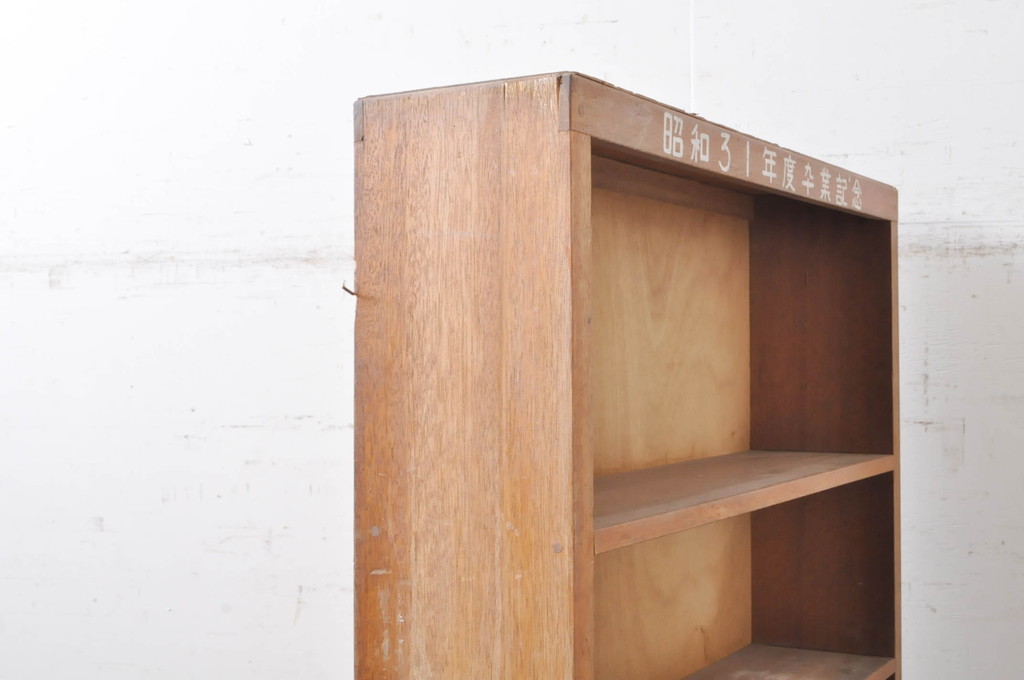 和製アンティーク　懐かしい雰囲気を醸し出す古い学校の縦型本棚(飾り棚、収納棚、ディスプレイラック、オープンラック)(R-071201)