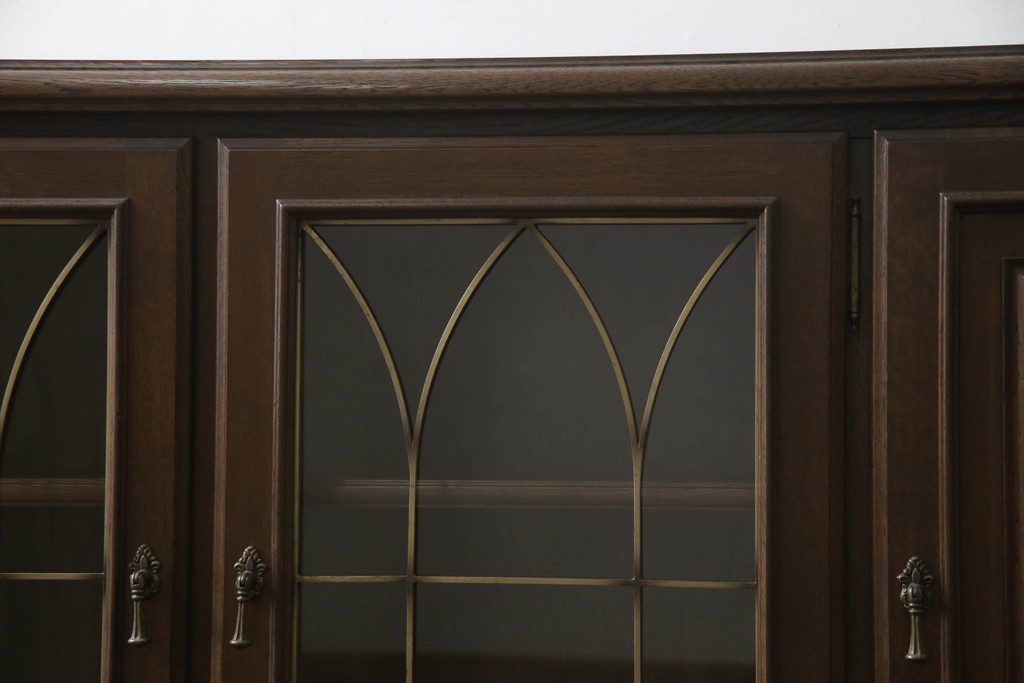 中古　美品　カリモク家具(karimoku)　ドマーニ(domani)　シックな色合いと凝った面取りデザインがクラシカルな雰囲気を醸し出すサイドボード(サイドキャビネット、収納棚、戸棚、飾り棚)(R-062414)