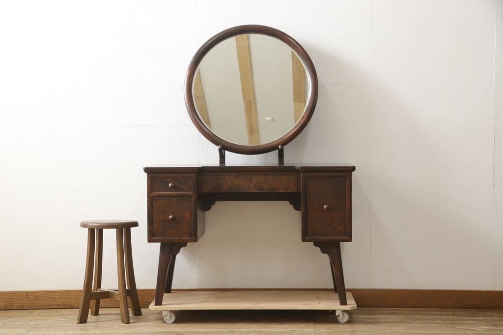 中古　松本民芸家具　西洋アンティークのような雰囲気を感じさせる、丸型一面鏡のドレッサー(鏡台、ミラー)(定価約43万円)(R-059817)