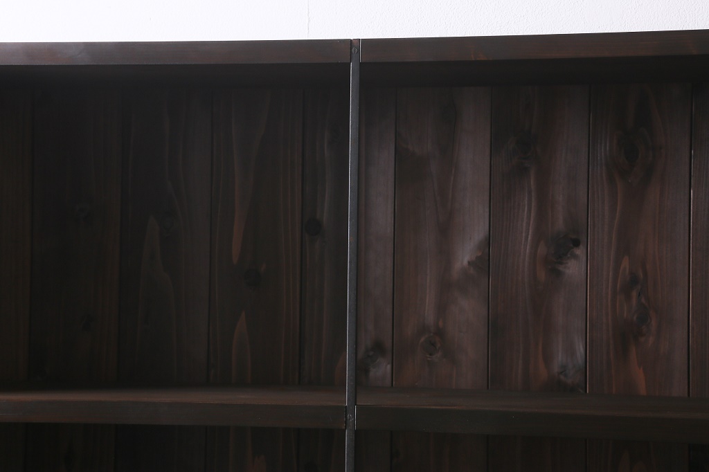 【オーダー家具実例】カタログ掲載品・ラフジュ工房オリジナルの収納棚を再現新規製作!上段はオープンラック仕様に、下段はデザイン性の高い傾斜のある作りで、4杯の引き出しと扉付き収納。落ち着きのある濃い茶色の着色で仕上げました。(飾り棚、本棚、オープンラック)