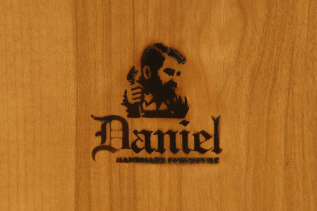 中古　美品　横浜クラシック家具　ダニエル(Daniel)　エトランゼ(Etranger)　E-501　エトランジェサイドチェア　背板の凝ったデザインが魅力のダイニングチェア4脚セット(板座チェア、椅子、イス)(4脚で定価約70万円)(R-058425)