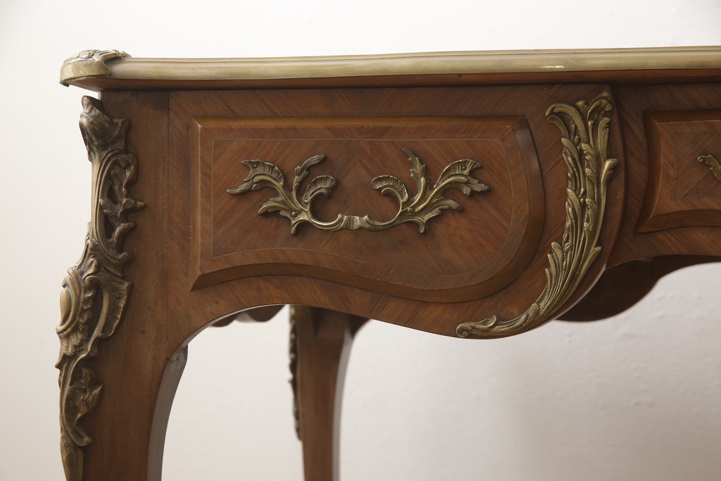 フランスアンティーク　高級品!　チーク材　真鍮の装飾が目を惹くレザートップテーブル(ワークデスク、在宅ワーク、在宅用)(R-050401)