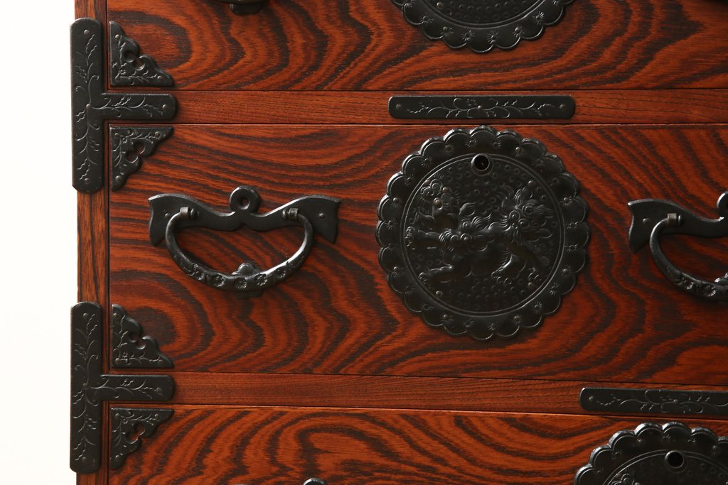 中古　美品　岩谷堂箪笥　力強い木目と重厚な金具が魅力的な収納箪笥(和タンス、引き出し、整理箪笥)(R-059168)