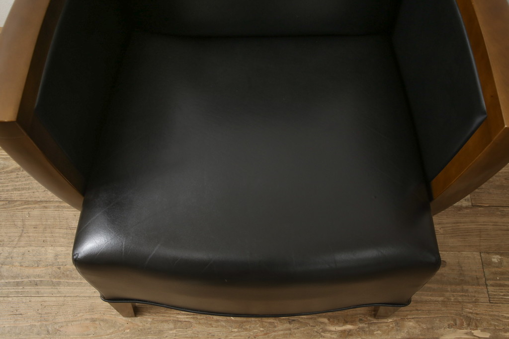 AD CORE(エーディーコア)のNEO CLASSICO(ネオ クラシコ) ラウンジチェアです。シンプルなフォルムとシックな色合い。体を包み込むような背が快適な座り心地のシングルソファ♪CF313